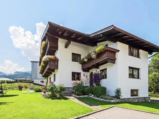 4 Bedrooms Classic Apartment