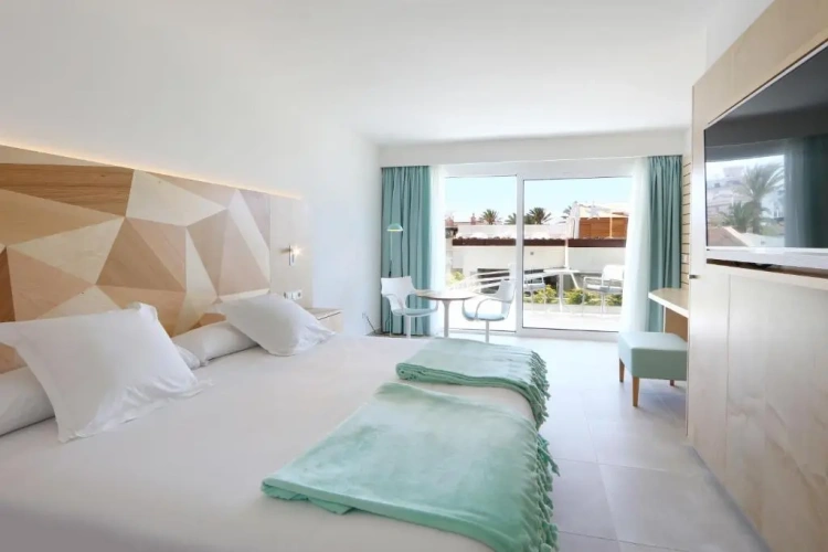 Double room with pool view