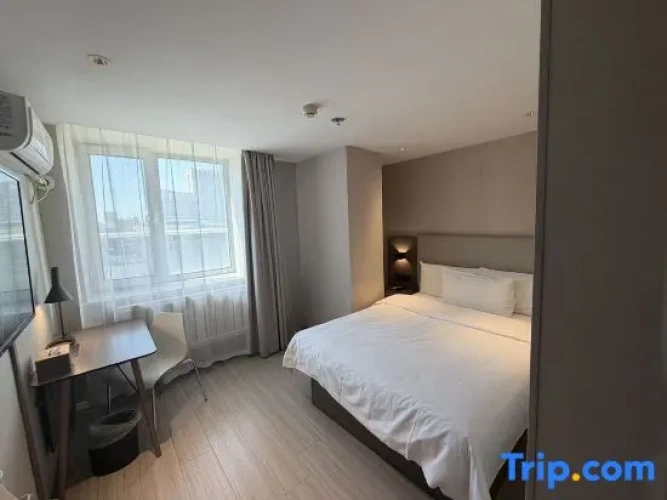 Standard Double room with street view