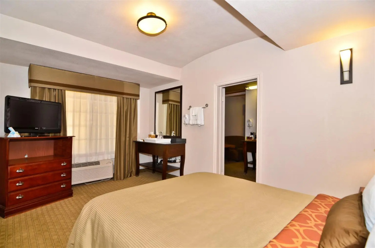 Best Western Plus Bishop Holiday Spa Lodge