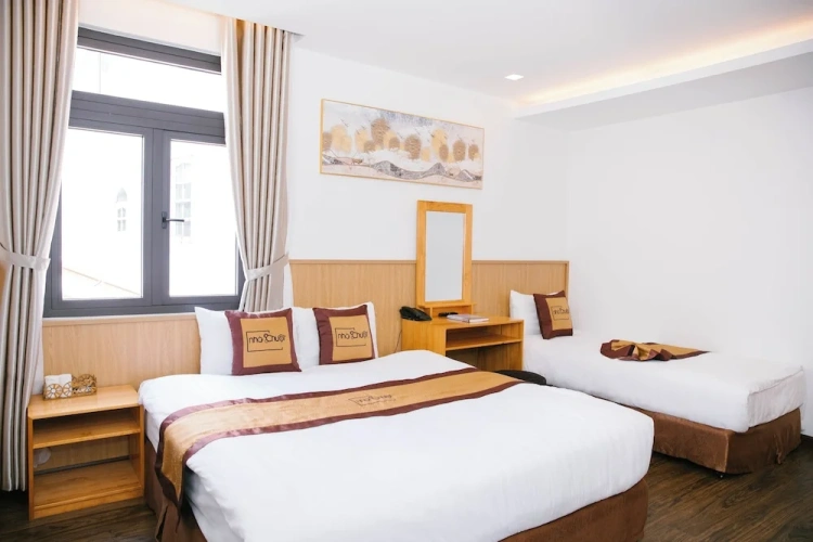 Deluxe Triple room with city view