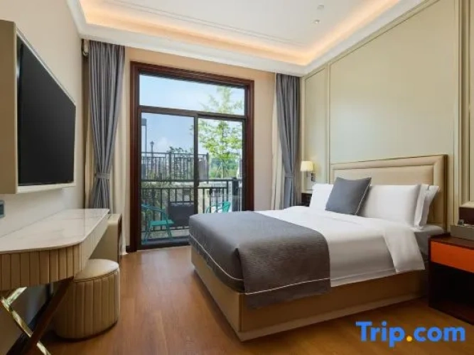 Superior Family Suite with lake view