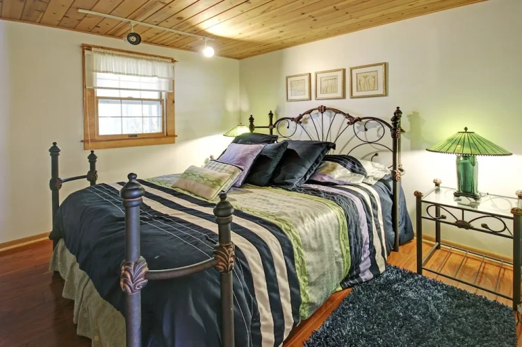 5 Bedrooms Cottage
