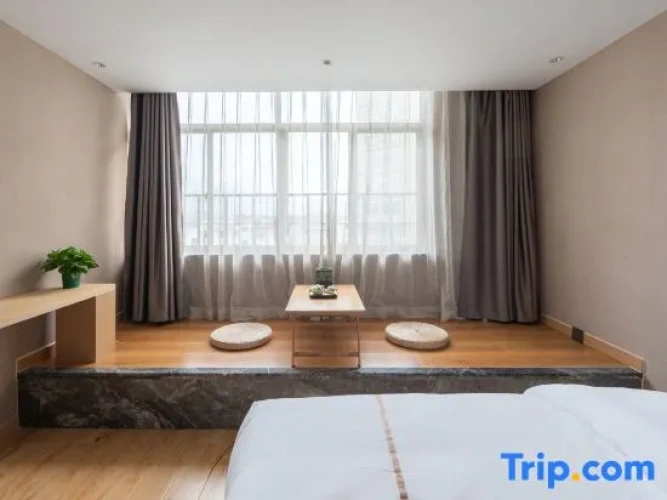 Standard Double room with city view