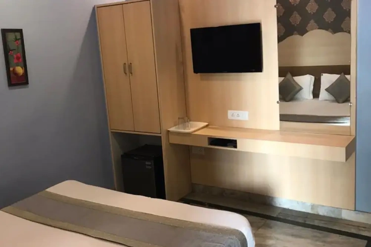 Deluxe Double room with city view