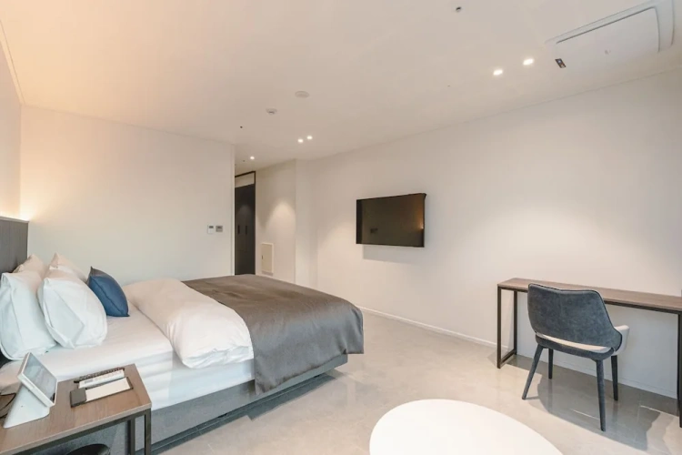 Suite with balcony and with partial ocean view