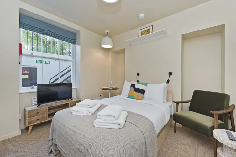 Spacious Lower Ground Studio in Primrose Hill