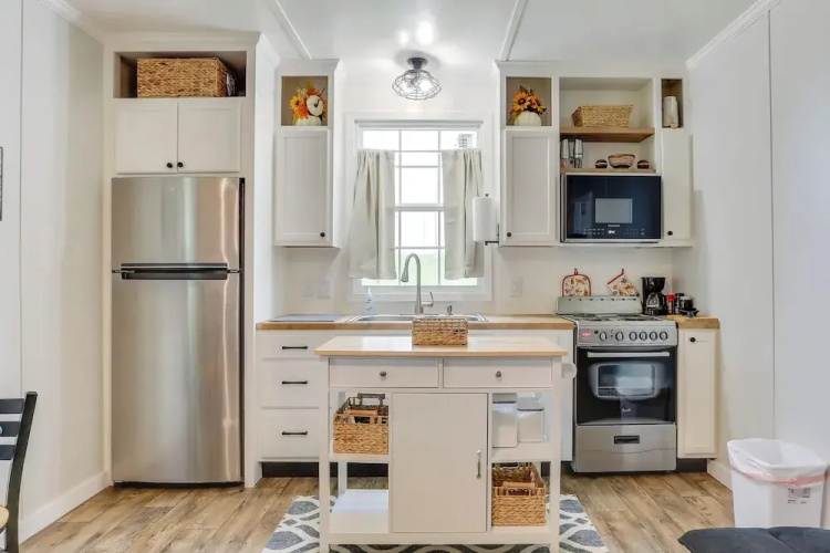 Near Parks & Lakes: Pet-friendly Winnie Cottage