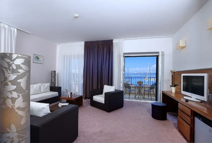 1 Bedroom Family Suite with sea view