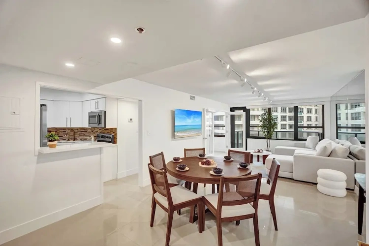 2 Bedrooms Stylish Condo with balcony and with view