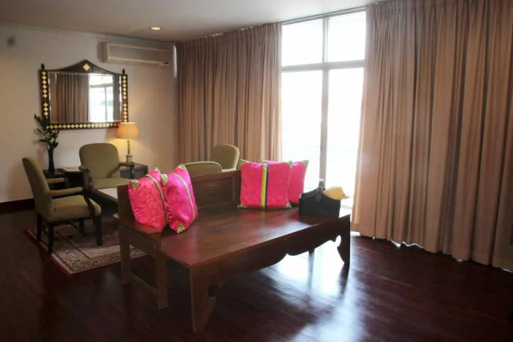 Samsen Suites