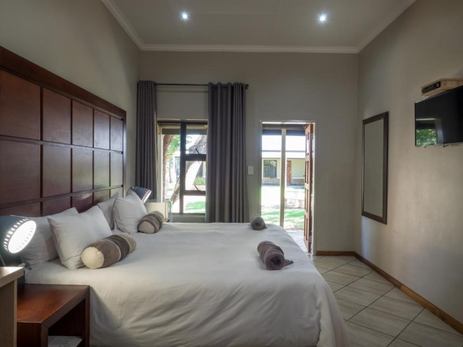 Standard Twin room with garden view