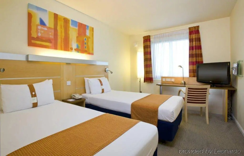 Holiday Inn Express London - Luton Airport photo 15