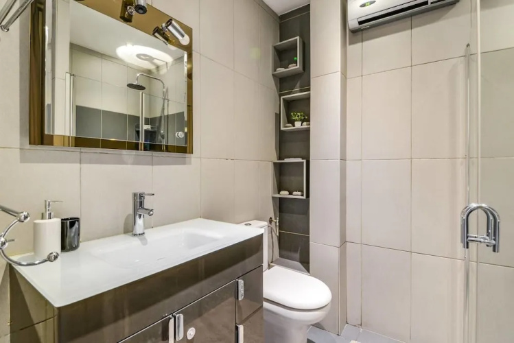 Beautiful Modern 3 Bedroom Apartment in Center