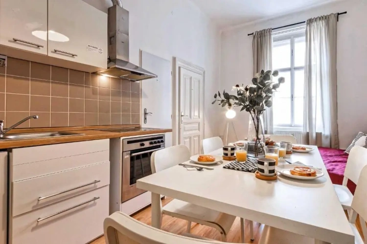 5 Bedrooms Apartment