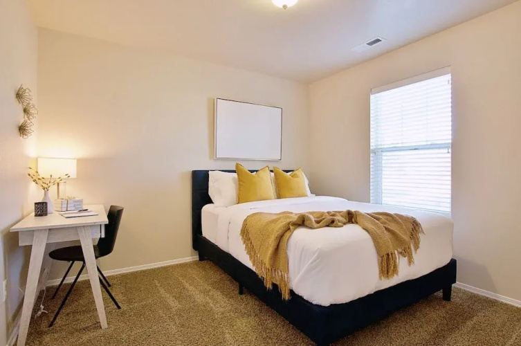 Easy Stay for 9 Workspace Pets OK Shop Dine