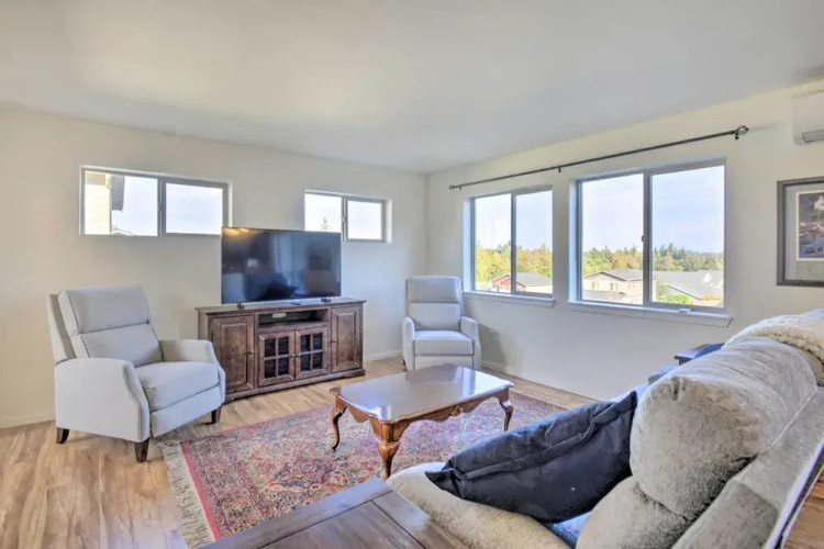 Pet-friendly Poulsbo Abode w/ Mountain Views!