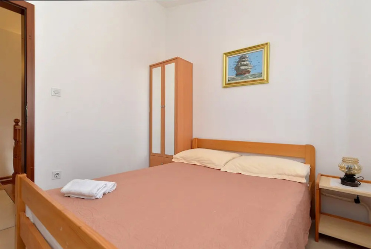 Apartment 827