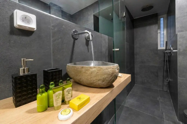 Stylish Koukaki Apartment by Cloudkeys