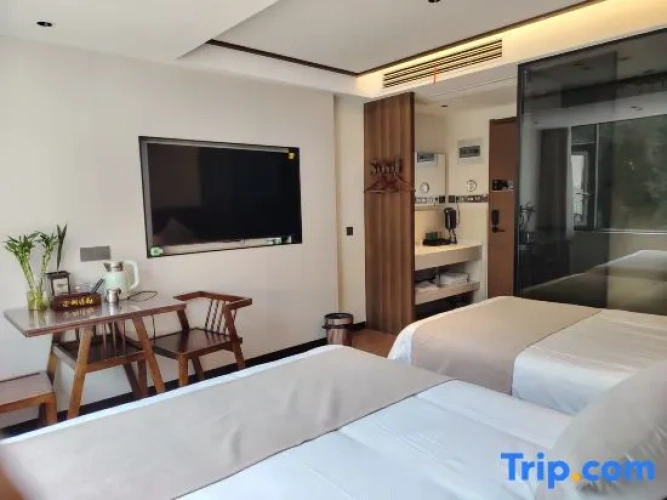 Deluxe Family room with mountain view