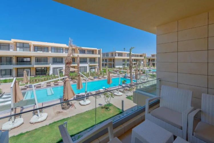 Boho-Chic Studio Apartment in G-Cribs, Pool View