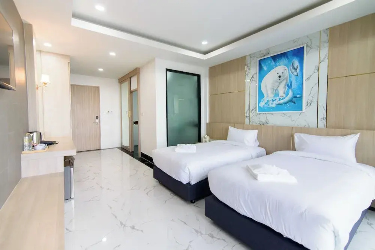 Bear & Bird Hotel