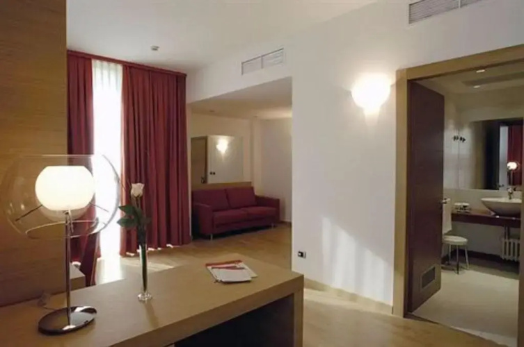 Hotel Remilia Ex Ramada Emilia