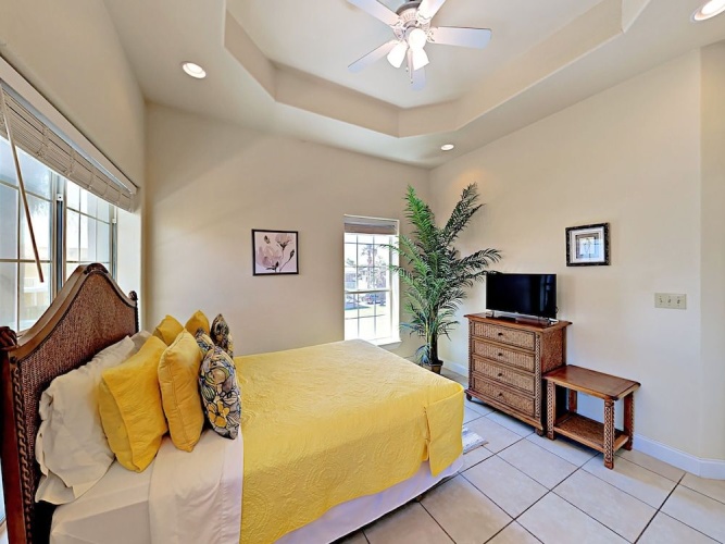 105 E Corral St Condo Unit D - 2 Br condo by RedAwning