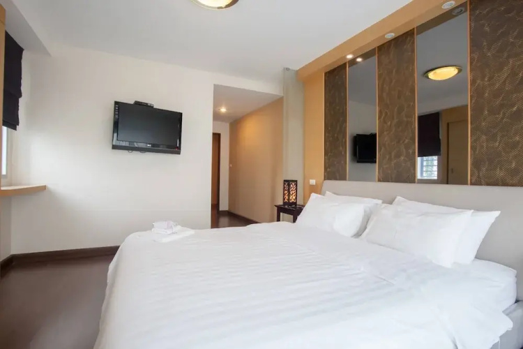 4D - 3 Bedroom Downtown Apartment With Shared Pool