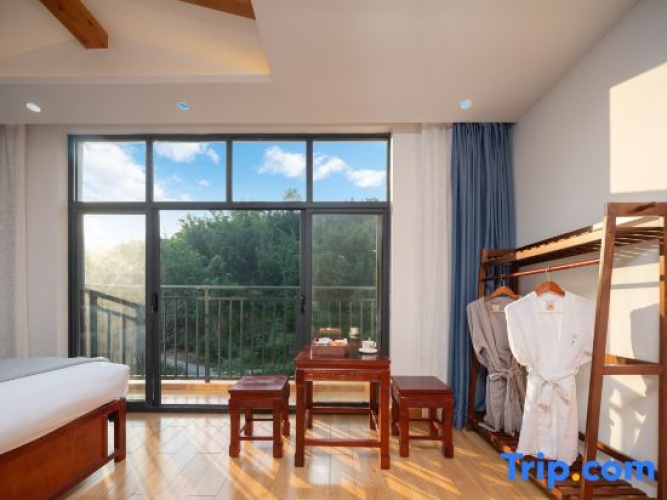 Standard Twin room with balcony