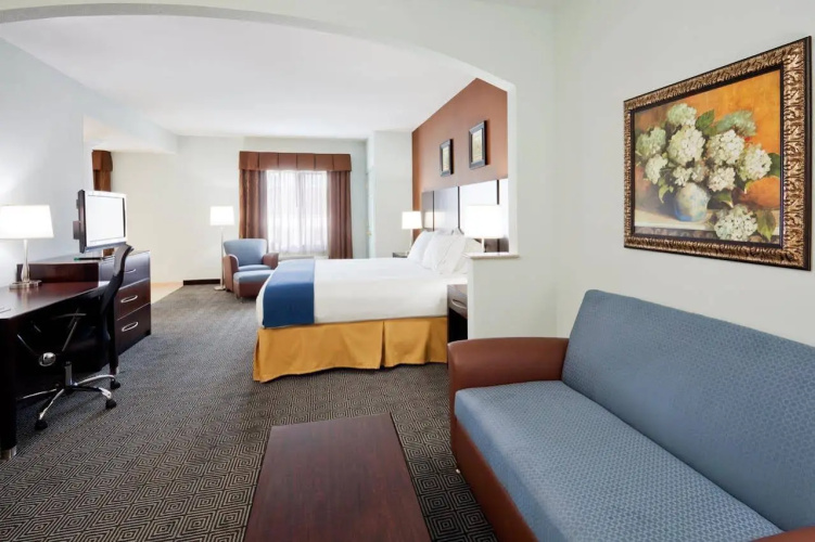 Holiday Inn Express & Suites Warminster - Horsham by IHG