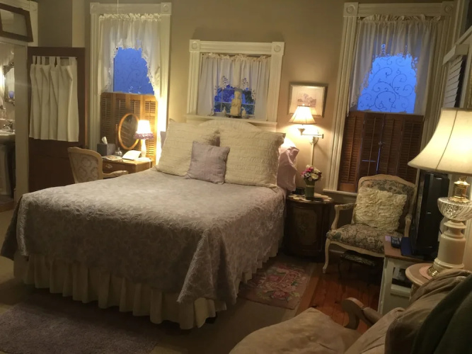 Historic Iron Horse Inn