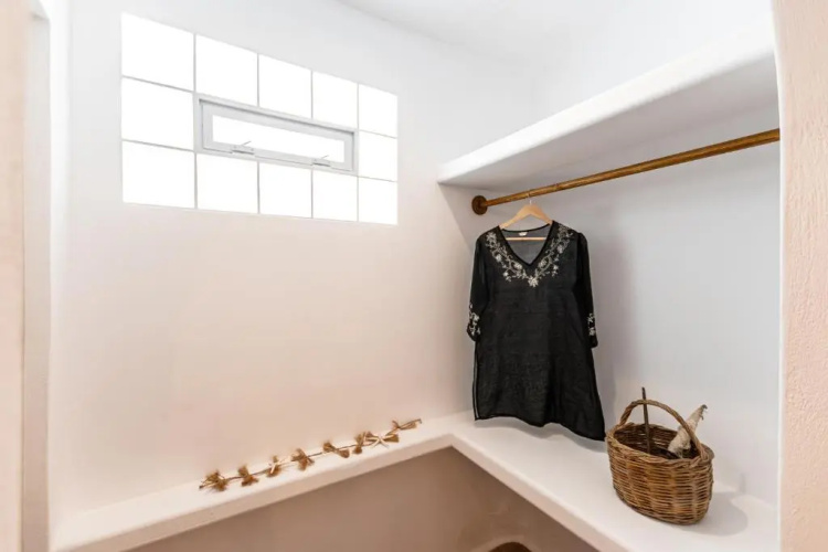 White Luxurious Apartment IΙI