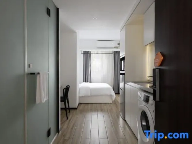 Standard room with street view
