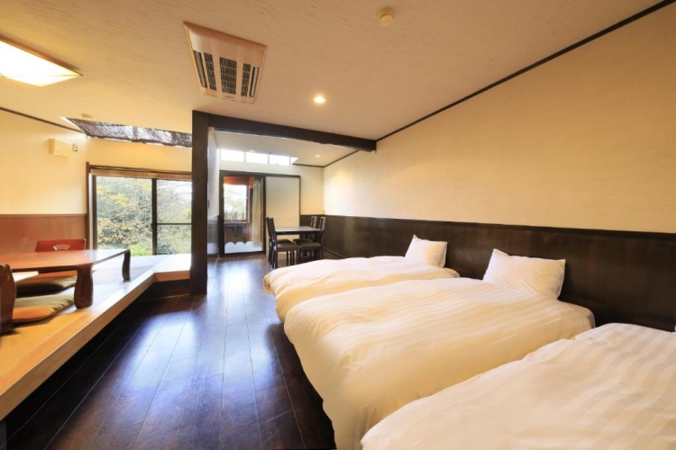 Standard Triple room with balcony