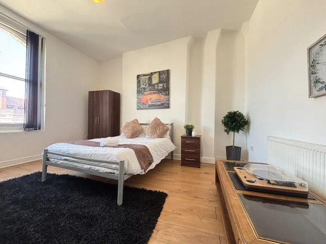 4 Beds-sleeps 8-central-office Space
