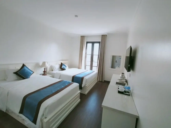 Standard Triple room with city view