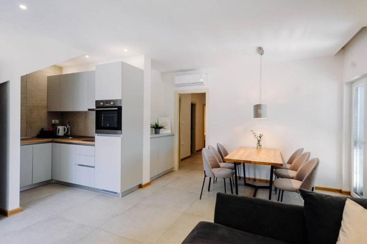 3 Bedrooms Apartment
