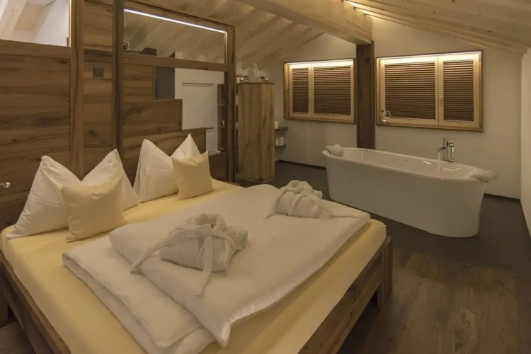 Suite with balcony and with mountain view