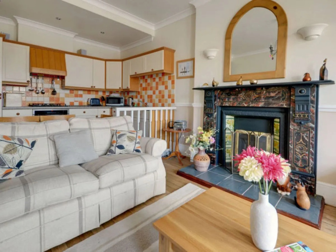 1 Dolphin Court