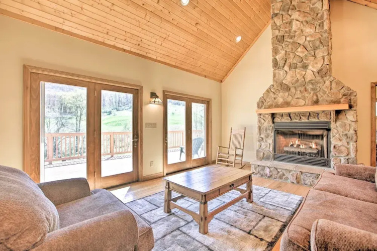 House with Deck, Fire Pit - 15 Mins to Snowshoe!