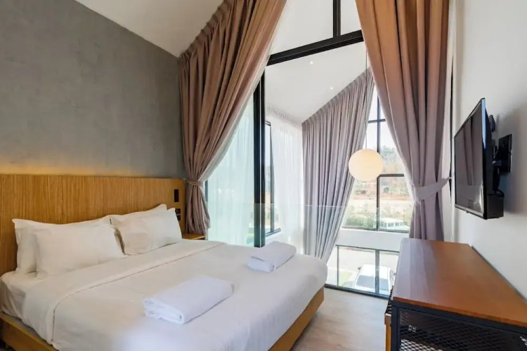 8 Pool Villas