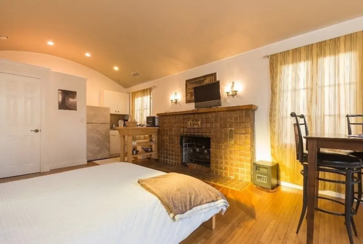 935 Venice Beach - Studio Apts