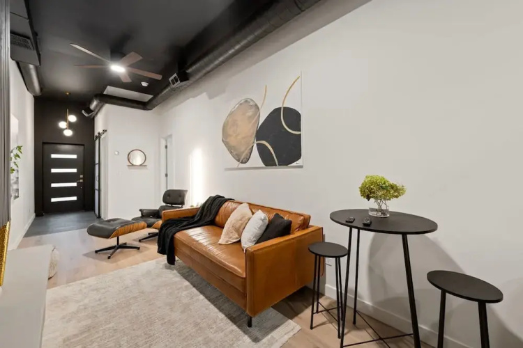 Chic 4-bedroom Haven Designer s Dream Home