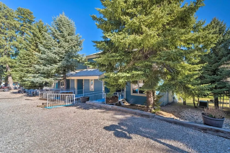 Cloudcroft Townhome w/ Deck - 1 Mi to Burro Ave!