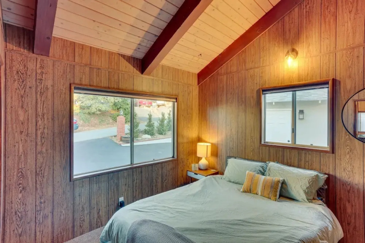 Crestline Cabin: Mountain Views & Fire Pit!