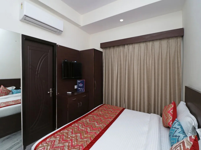 OYO 12143 Hotel SKD