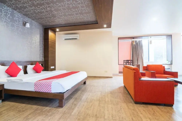 Compact Maple Leaf by OYO Rooms