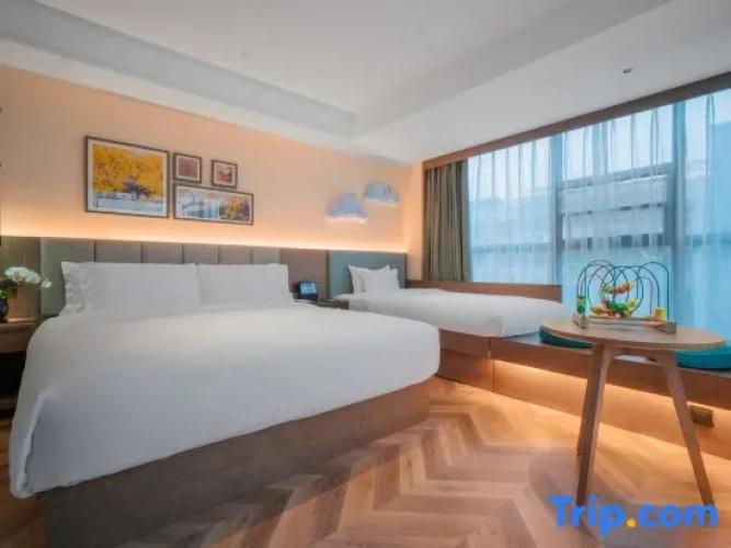 Standard Twin room with street view