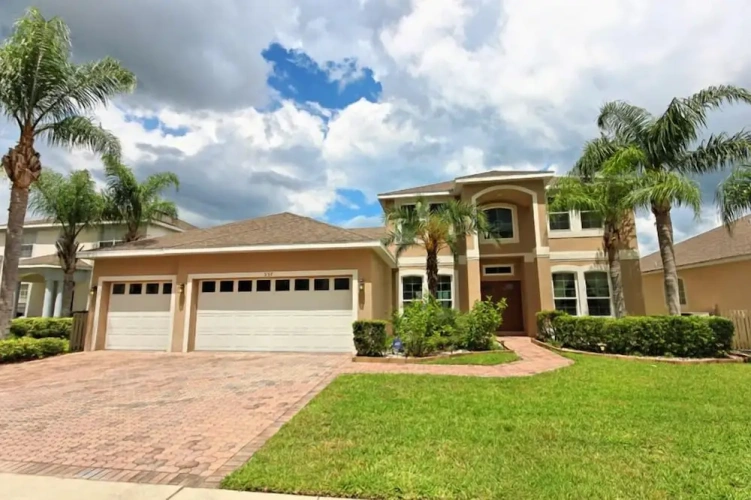 6 Bedrooms Villa